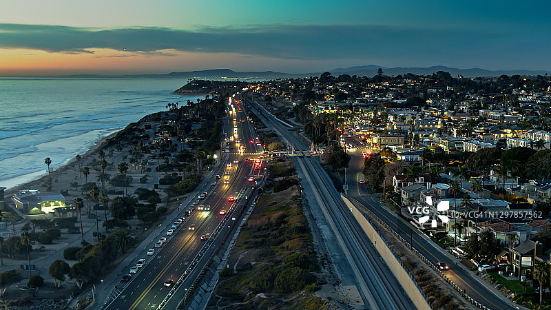 夜幕降临下的卡迪夫海滨海岸鸟瞰图图片素材