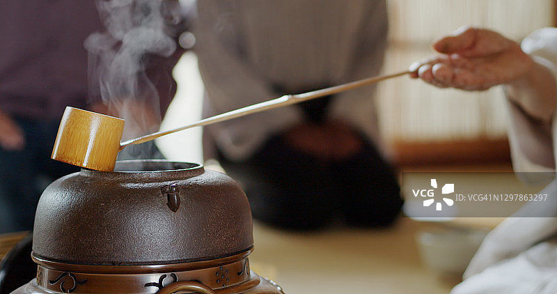 日本传统茶道中的热茶图片素材