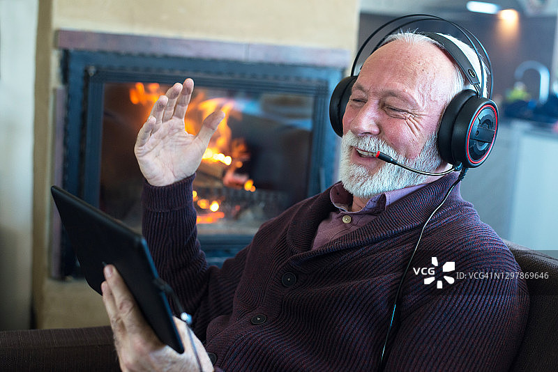 年长的男人进行视频通话图片素材