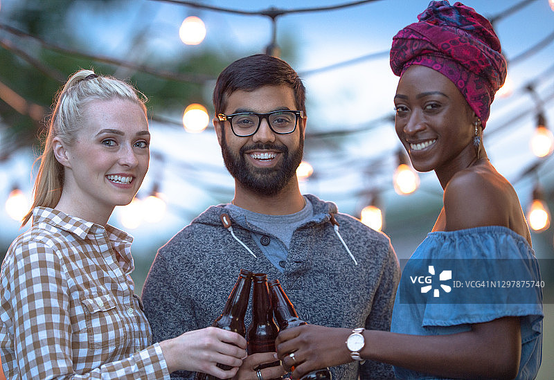 朋友们在一起闲逛图片素材