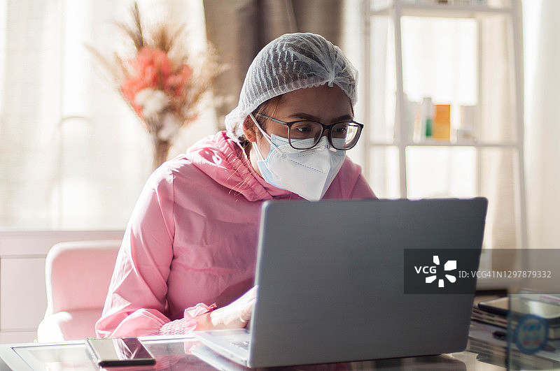 在诊所里使用笔记本的东南亚女医生图片素材