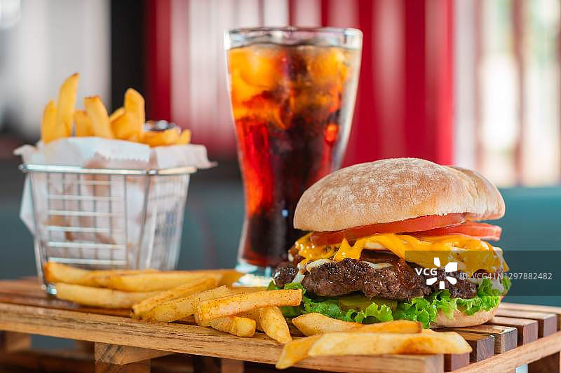 快餐：汉堡和炸薯条（木桌）图片素材