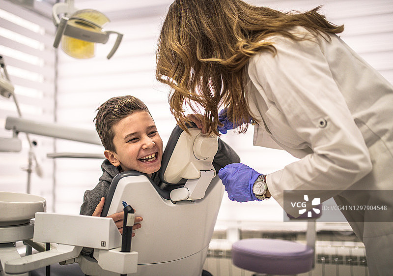 小男孩的牙医诊疗特写图片素材