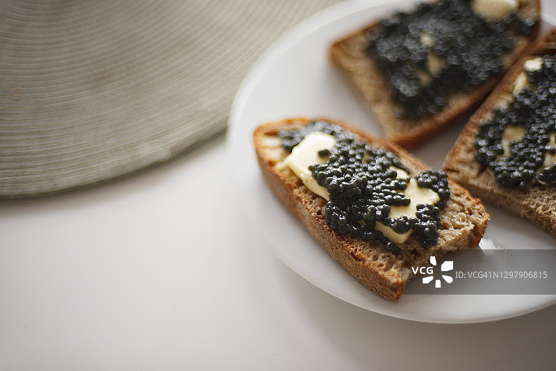 面包上的鱼子酱图片素材