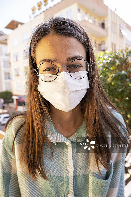 戴防护口罩的少女肖像图片素材