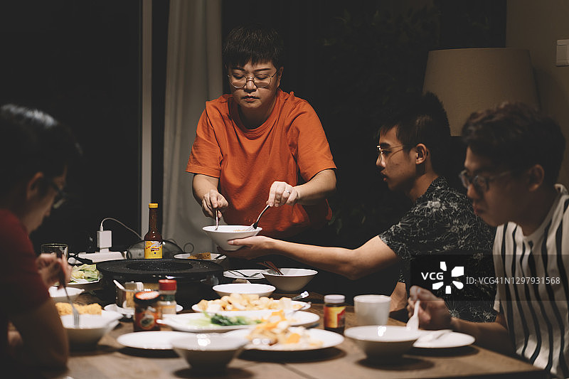 亚洲家庭和表亲在家团聚图片素材