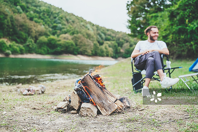 在森林中露营图片素材