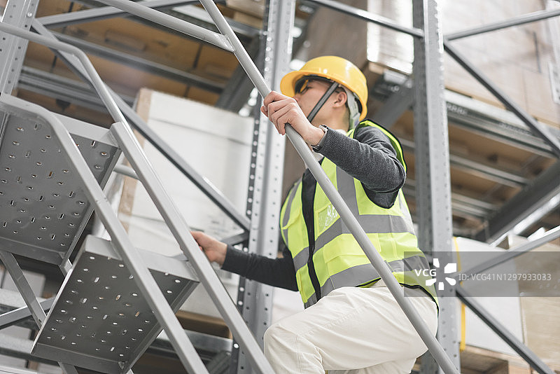 工人正在攀爬图片素材