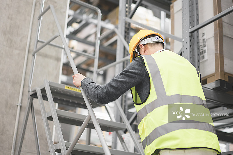 工人正在攀爬图片素材