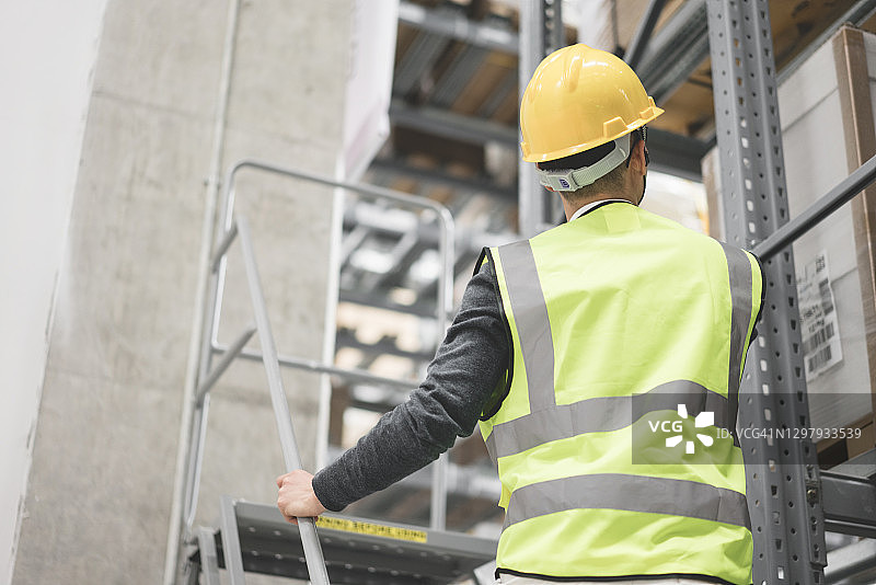 工人正在攀爬图片素材