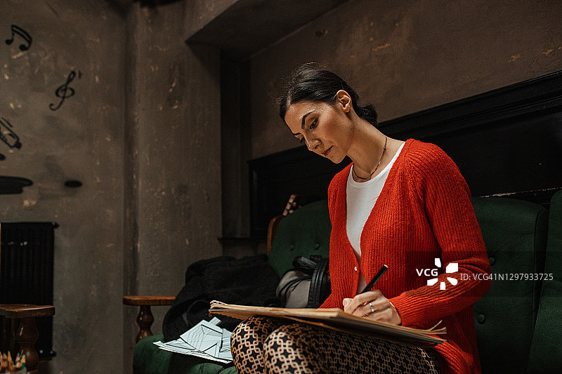 正在绘画的美丽女艺术家图片素材