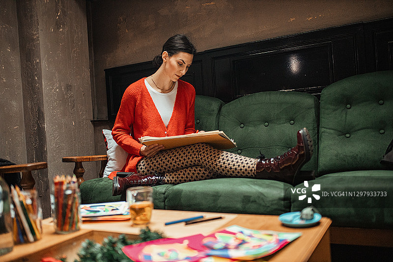 在客厅素描的漂亮女艺术家图片素材