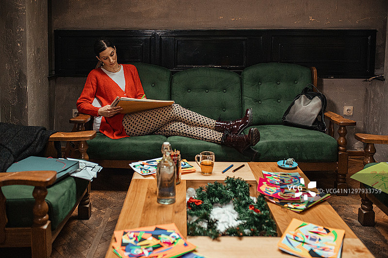 绘画时我感到爱和快乐图片素材