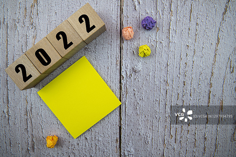 木块上的2022年与木桌上的空白便签图片素材