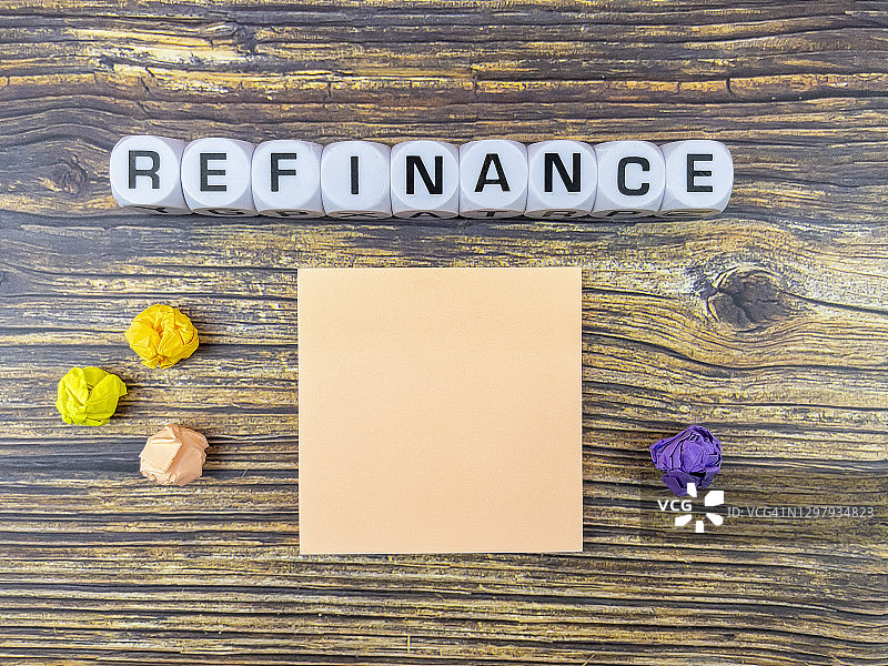 立方体块上的再融资字与空白便签图片素材