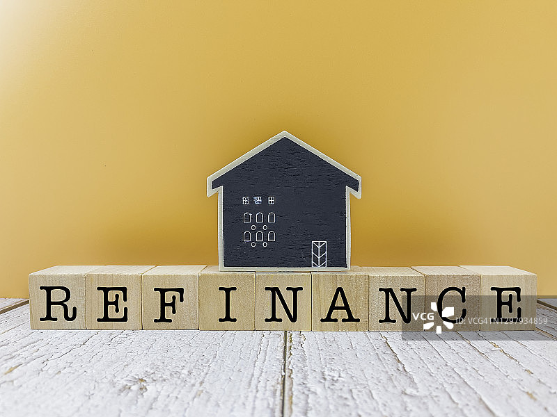 房屋模型上的木块：再融资图片素材