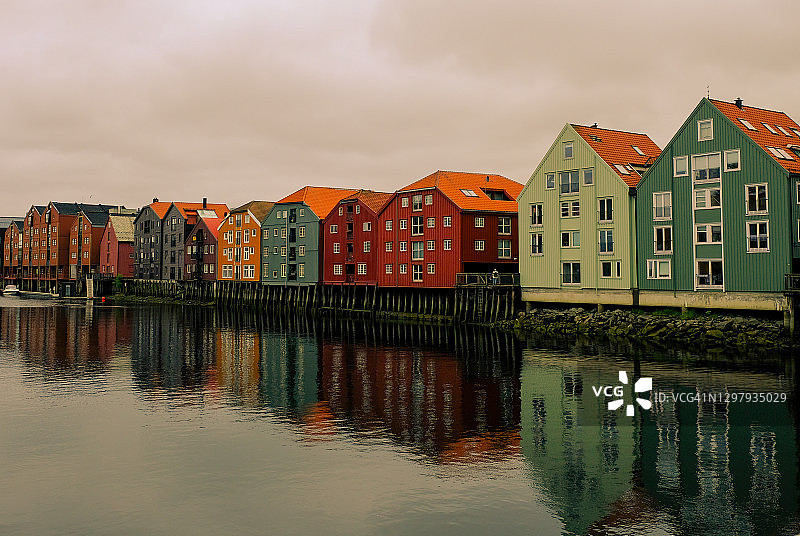 尼德河畔特隆赫姆古镇的彩色旧仓库图片素材