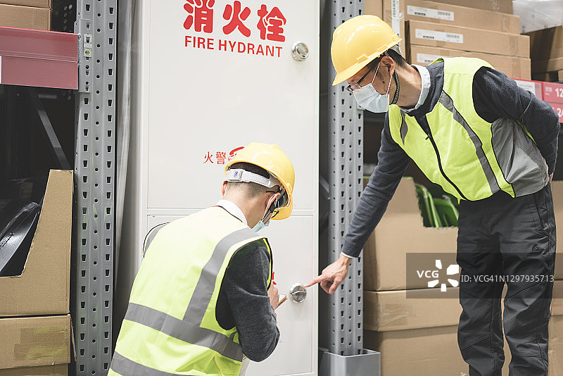 两名工人正在检查消防设施图片素材