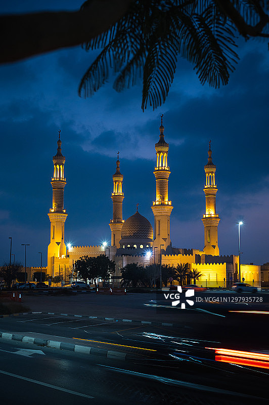 阿联酋北部酋长国拉斯海马最大的清真寺在黄昏时分图片素材