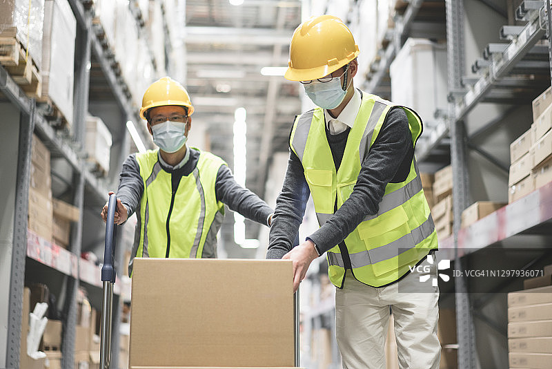 两名工人正在搬运货物图片素材