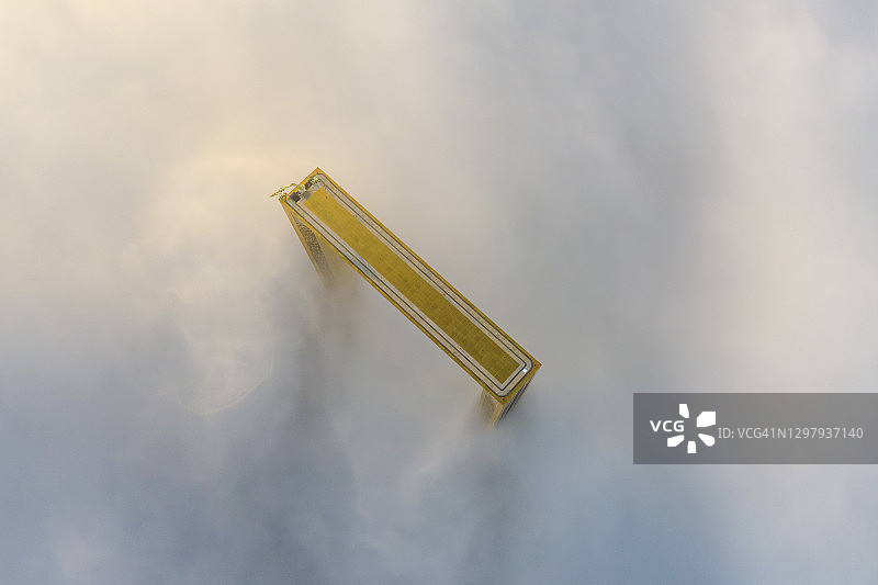 冬季日出时迪拜框架被浓雾覆盖的鸟瞰图图片素材