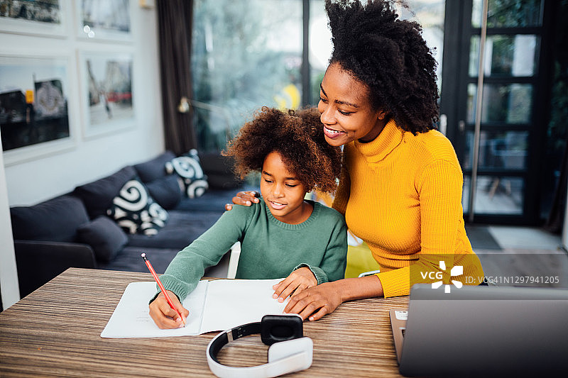 非裔美国母亲和女儿在家图片素材