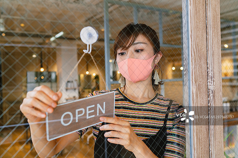 女发廊老板重新开业图片素材