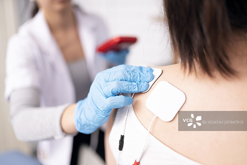 女理疗师正在检查她的病人图片素材