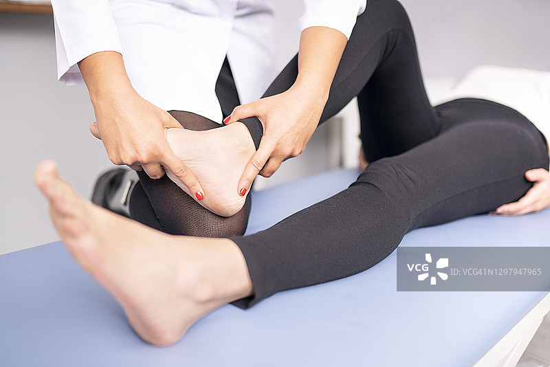 女理疗师正在检查她的病人图片素材