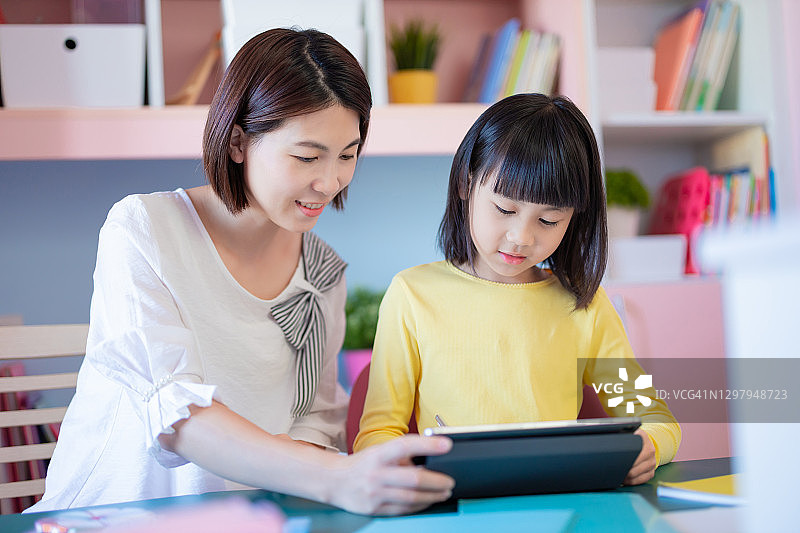 母女绘画图片素材