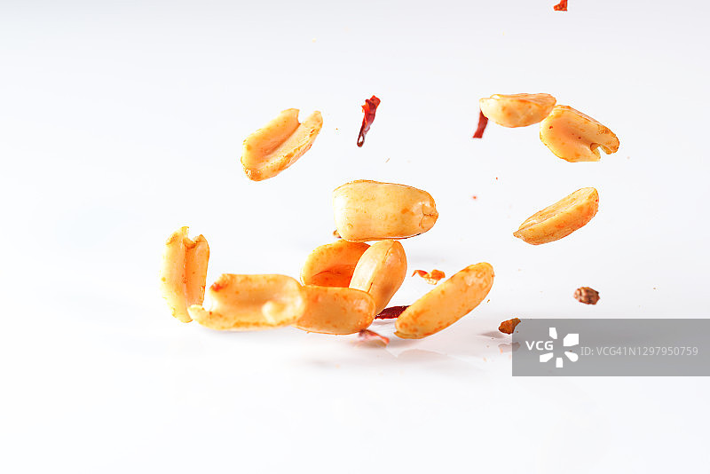 白色背景中飞在半空中的炸花生图片素材