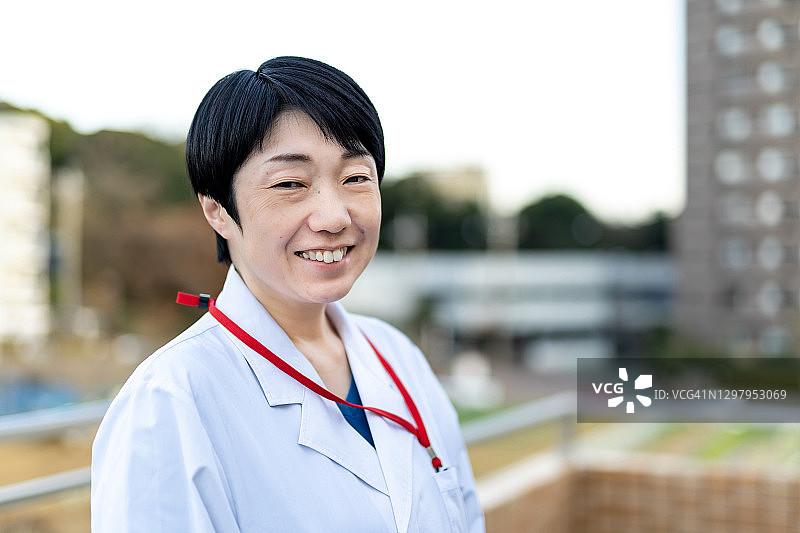 女医生在医院屋顶休息图片素材