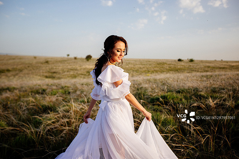 年轻女子身穿飘逸长裙图片素材