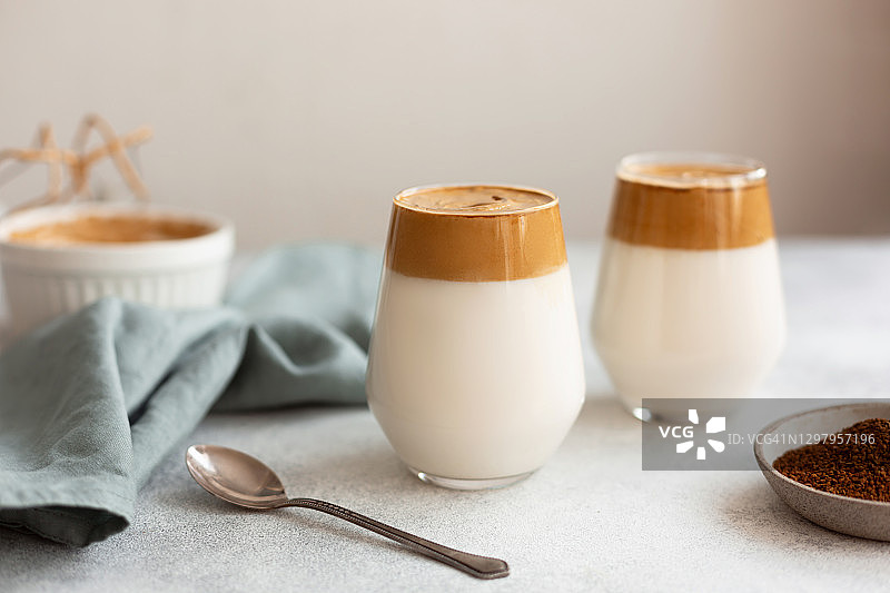 自制焦糖咖啡：一款流行的韩式饮品图片素材