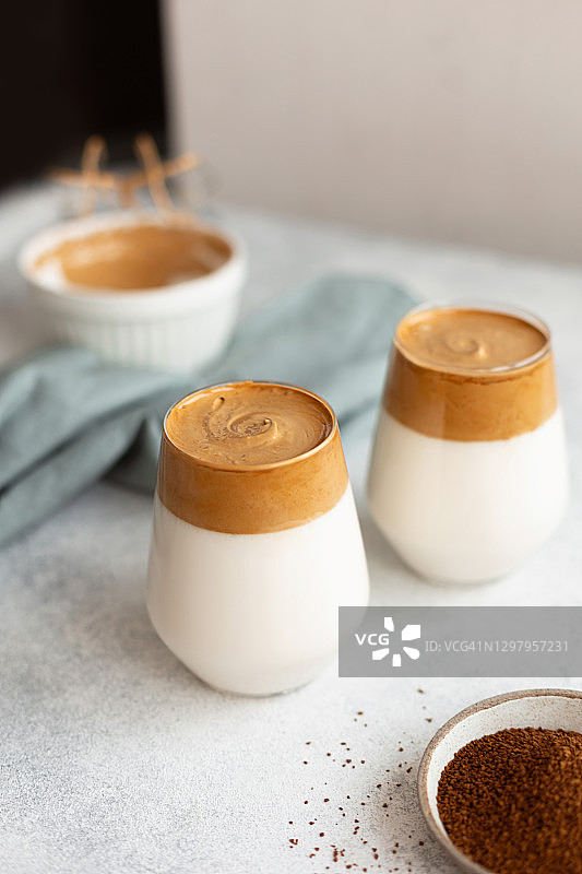 自制焦糖咖啡：一款流行的韩式饮品图片素材