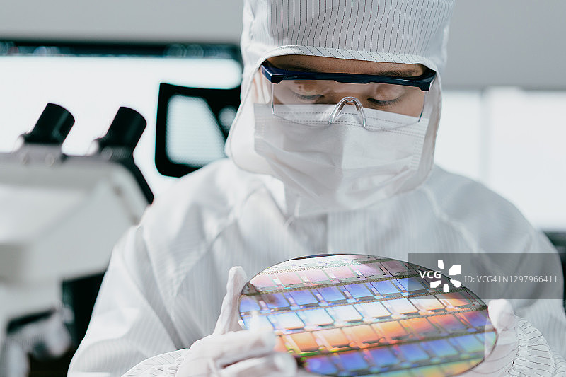 科学家在实验室研究芯片图片素材