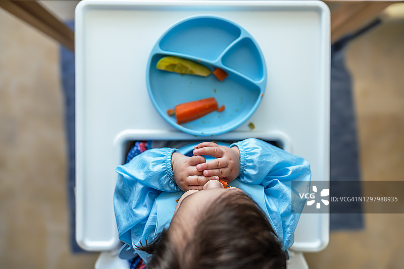 男婴独自吃他的第一顿饭图片素材
