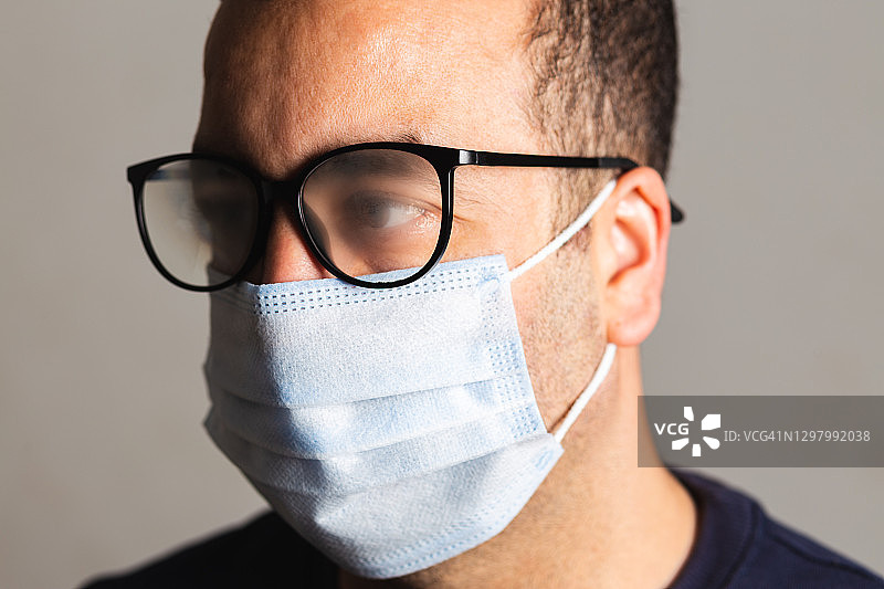 戴口罩眼镜起雾的男子肖像图片素材