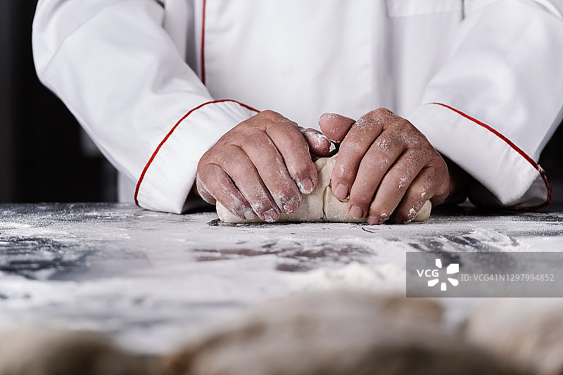 男人在糕点店揉面图片素材