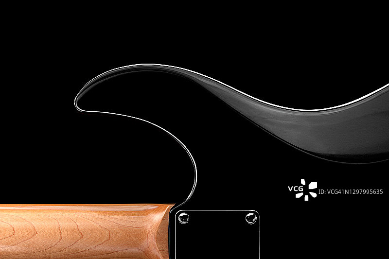 黑色背景上的电吉他背面图片素材