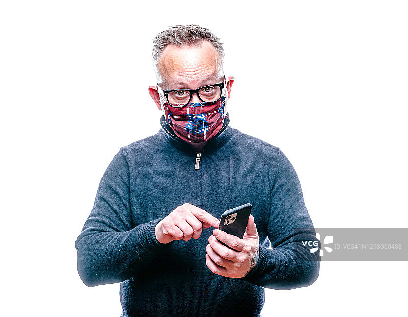 使用智能手机的中年男子图片素材