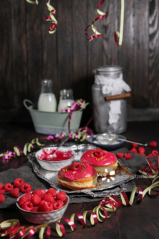 德国狂欢节甜甜圈，覆盆子红色糖霜图片素材
