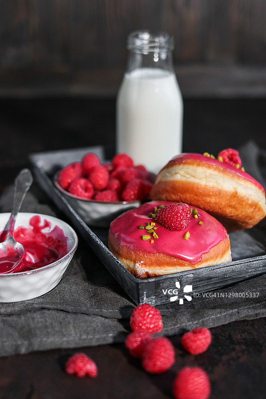 德国卡芬油炸圈饼配红色覆盆子酱和牛奶图片素材