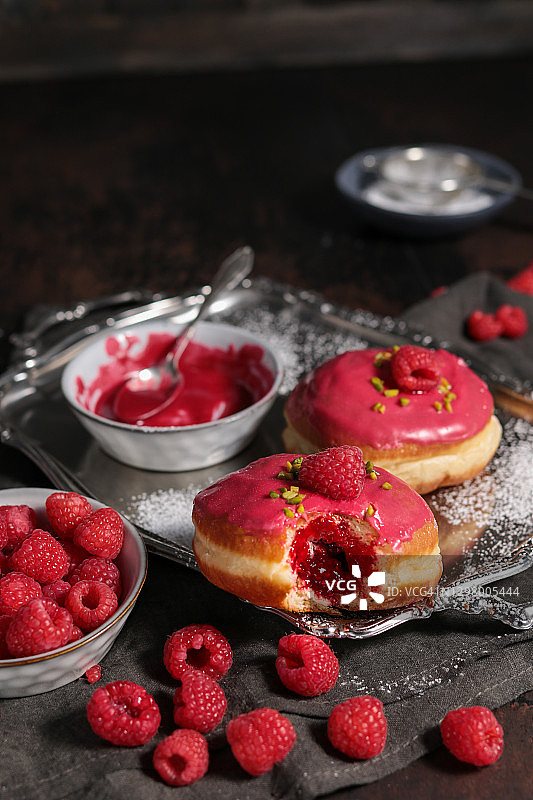 德国卡芬油炸圈饼配红色覆盆子酱和牛奶图片素材