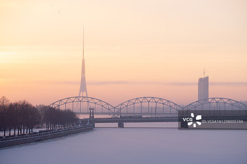 拉脱维亚里加道加瓦河上的桥梁图片素材