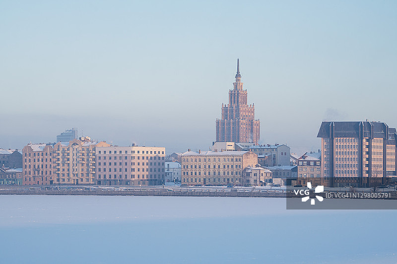 冬季清晨道加瓦河畔的里加建筑图片素材
