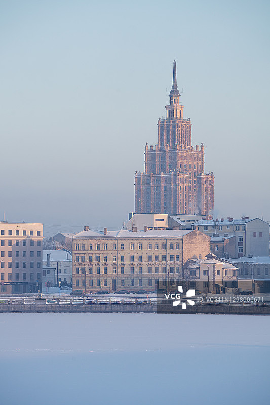 冬季清晨道加瓦河畔的里加建筑图片素材