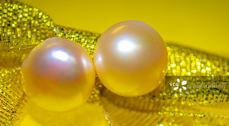 一对粉色珍珠耳环图片素材