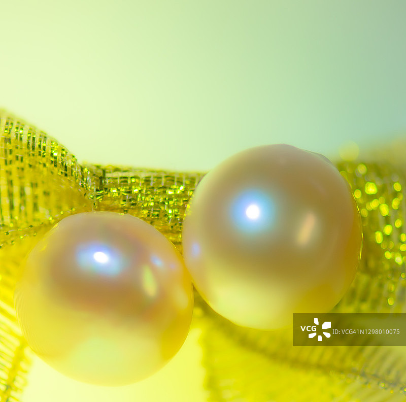 一对粉色珍珠耳环图片素材