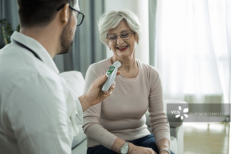医生上门为老年患者看诊图片素材